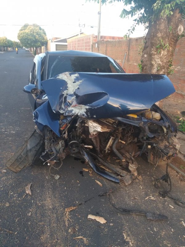 Jovem fica gravemente ferida em acidente de carro