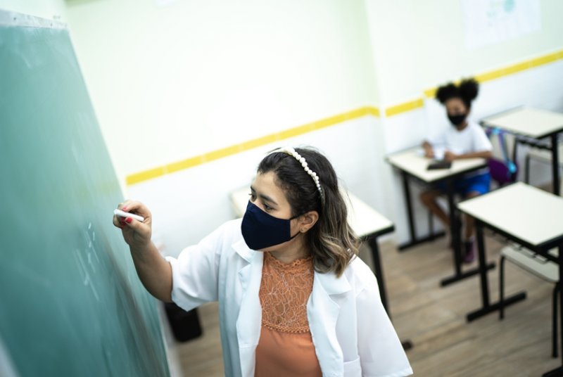 Vacinação de professores e profissionais de educação em SP contra a Covid-19; confira como funcionará