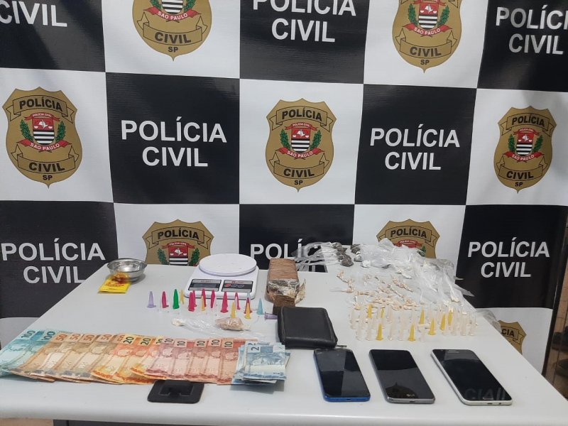 Jovem é preso com drogas e dinheiro em sua casa