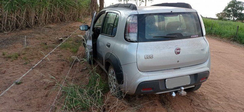 Idoso morre após ser encontrado com carro batido em cerca