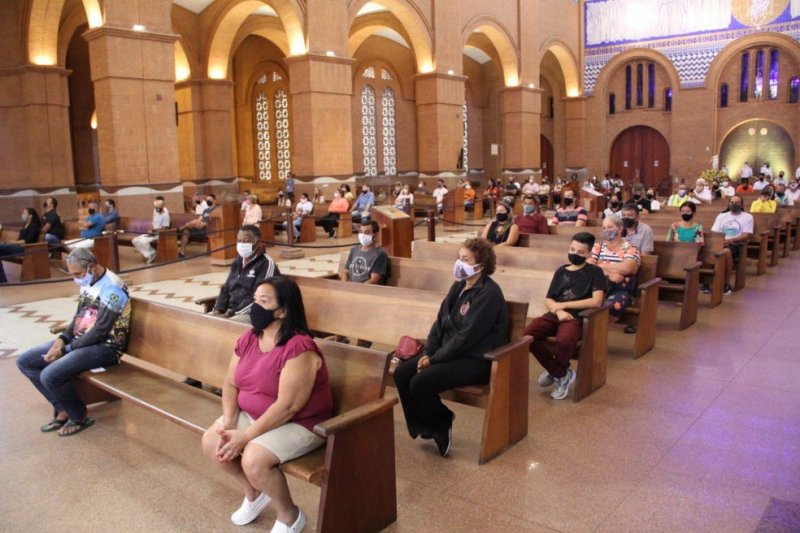 Missa de Páscoa na Basílica de Aparecida é celebrada com a presença de fiéis