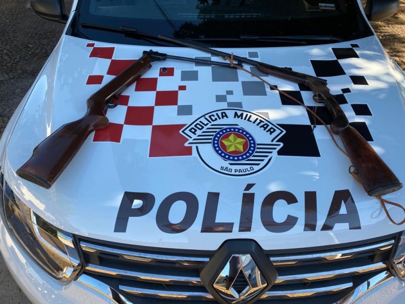 Homem ameaça companheira e é preso com espingardas