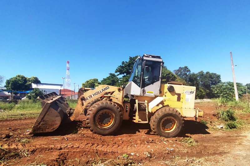 Prefeitura remove entulhos da avenida Adolpho Hecht 