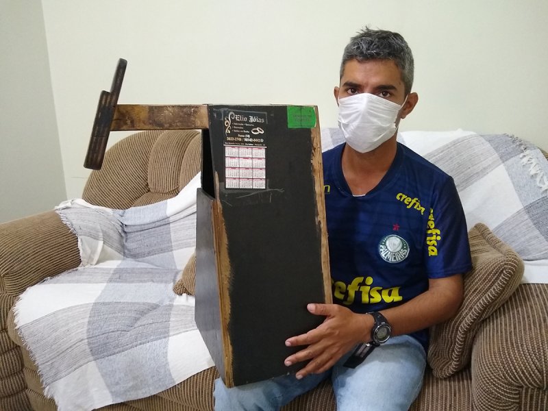 Engraxate mantém tradição nas ruas de Penápolis