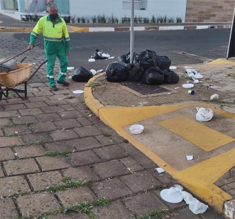 Moradores recebem orientação para prática correta de despejo de lixo regular