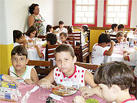 Alunos da Emei Parque Aquático almoçam em restaurante