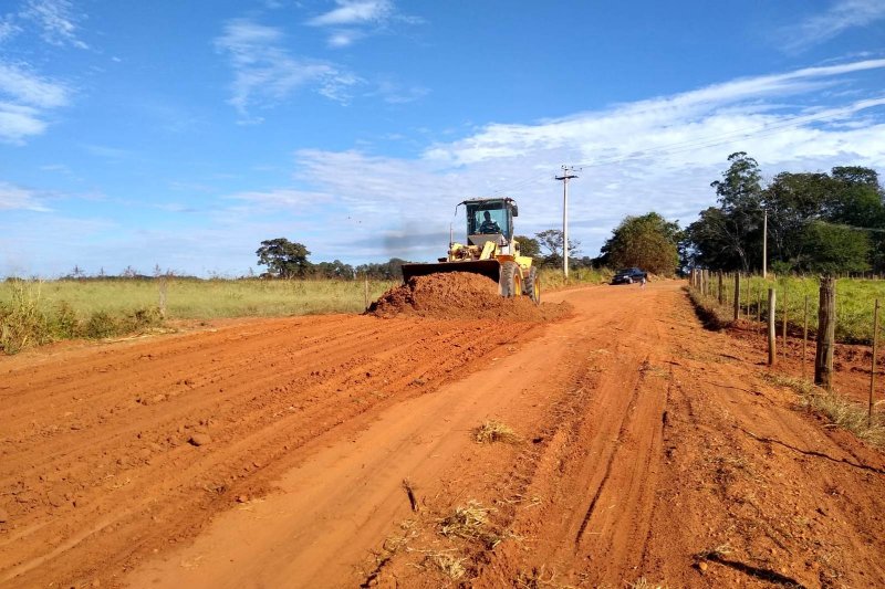 Secretaria de Obras executa manutenção na Estrada do Córrego Grande