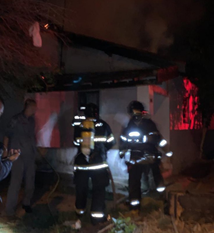 Bombeiros combatem incêndio em residência