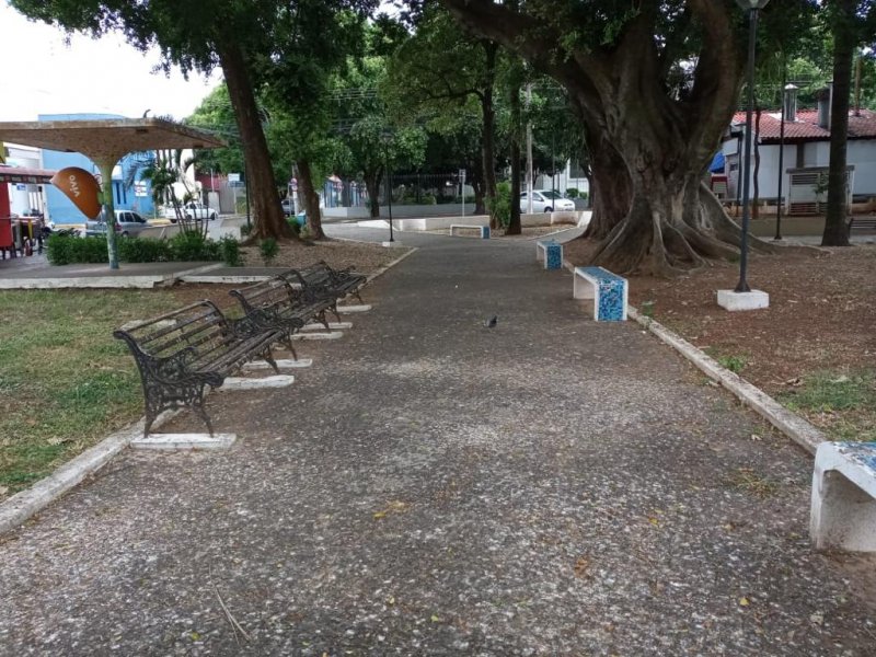 Jandineia defende melhorias para a praça Dr. Carlos Sampaio Filho