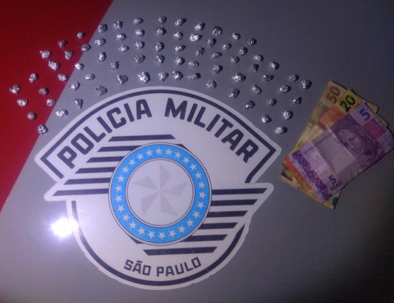 Pintor é flagrado com porções de crack e dinheiro