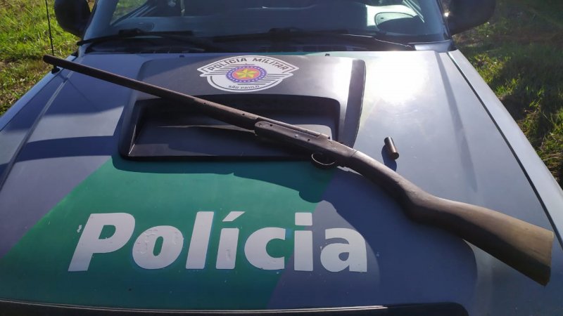 Caseiro é preso com espingarda em propriedade