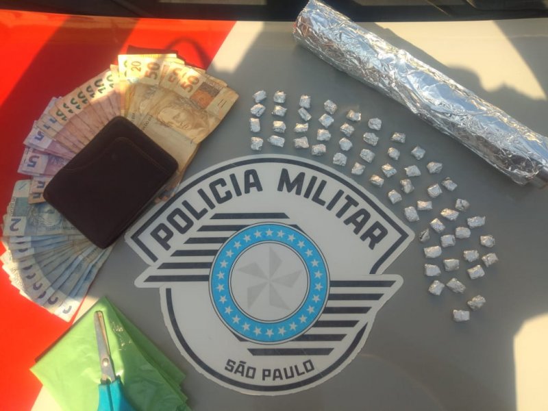 Ajudante é preso com porções de crack