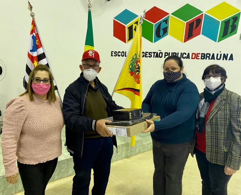 Professores da rede municipal de ensino de Braúna recebem notebooks e acessórios