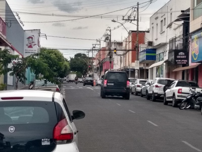 Abertura do comércio amanhã, feriado, exige o cumprimento de regras e taxas