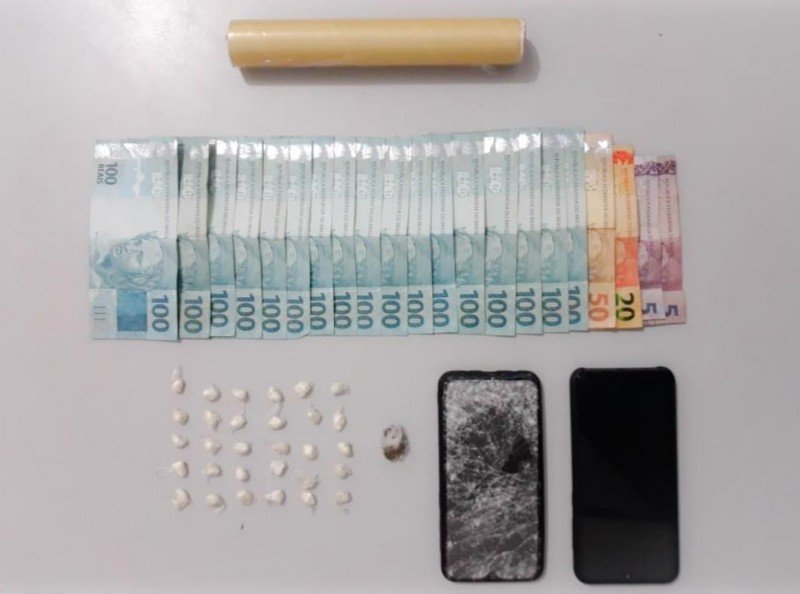 Mulher é presa com cocaína e maconha