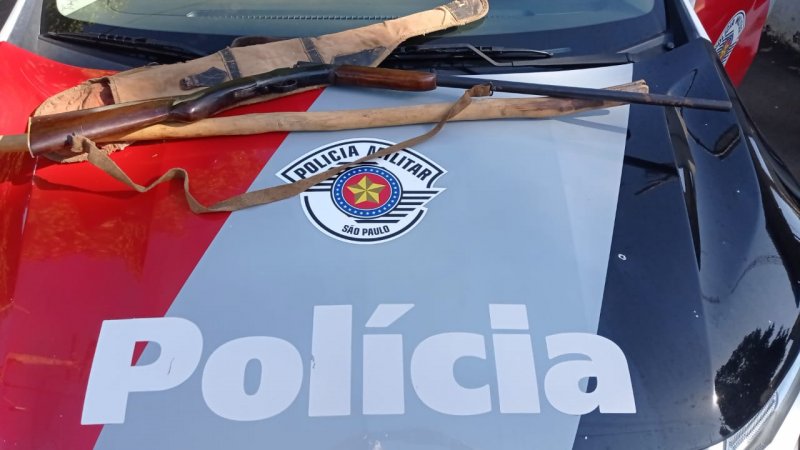 Aposentado é preso com espingarda 