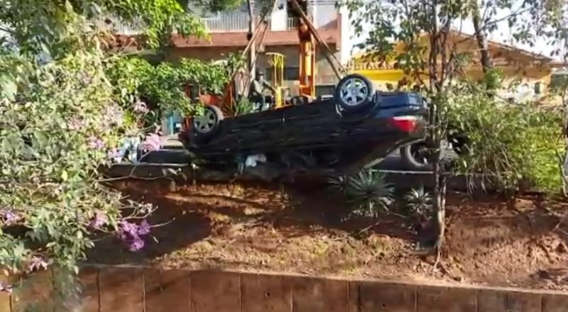 Jovem perde controle do carro e cai no Maria Chica