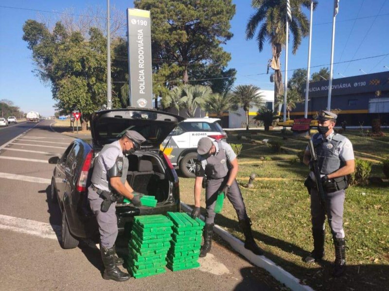 Jovem é preso transportando drogas na Rodon