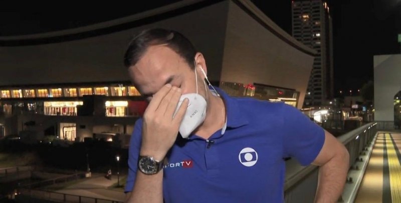 Em Tóquio, pais se emocionam distantes dos filhos