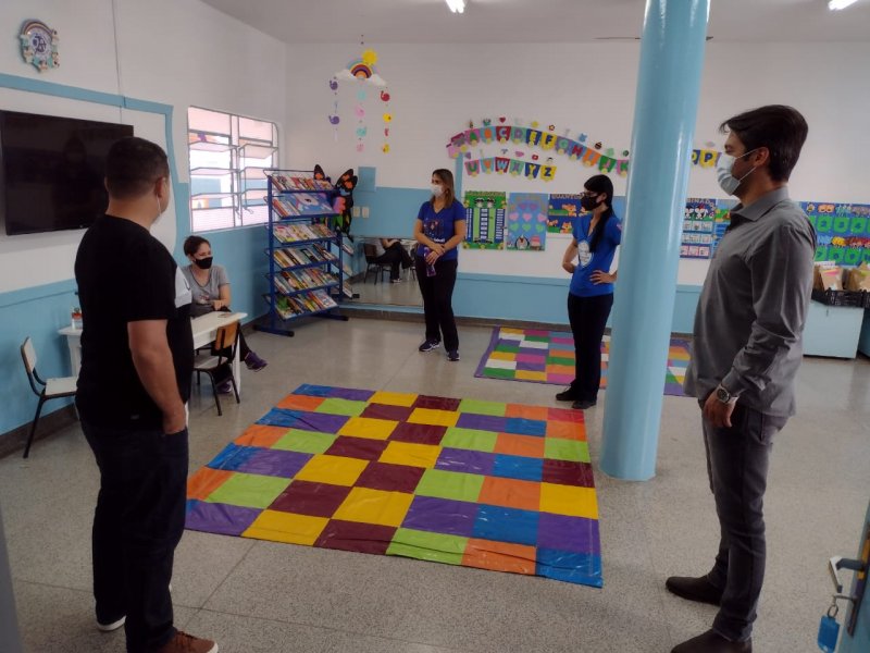 Prefeito visita escolas e conversa com educadores sobre retomada das aulas