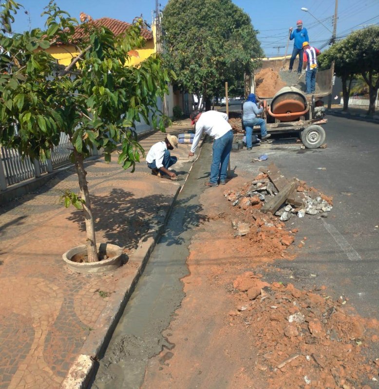 Secretaria de Obras realiza reparo na rua Altino Vaz de Mello