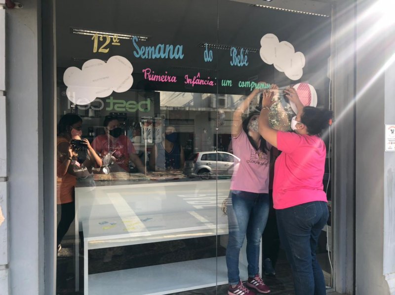 Primeira Infância: Vitrines decoradas destacam ações da Semana do Bebê