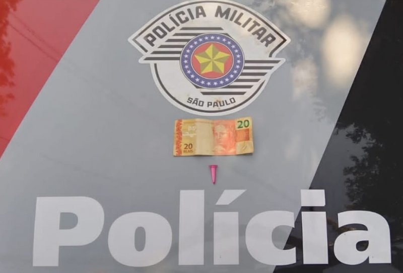 Jovem é flagrado vendendo droga em Braúna