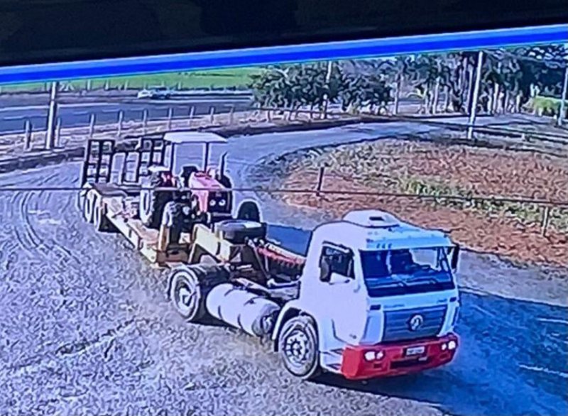 Caminhão e trator são furtados de pátio de empresa