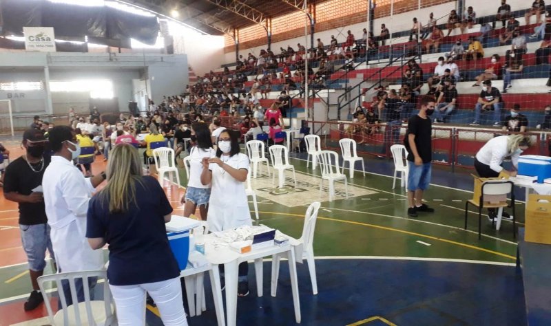 Covid-19: Menores de 18 anos precisam de autorização para tomar vacina 