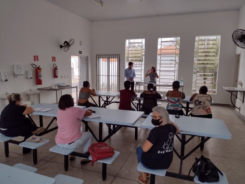 Participantes iniciam curso gratuito de confeitaria