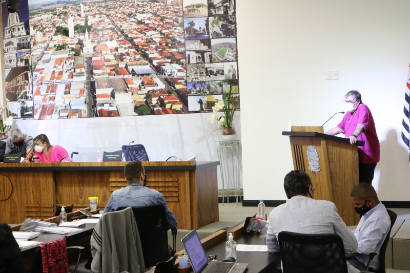 Requerimento questiona previsão de  contraturno pelos barracões
