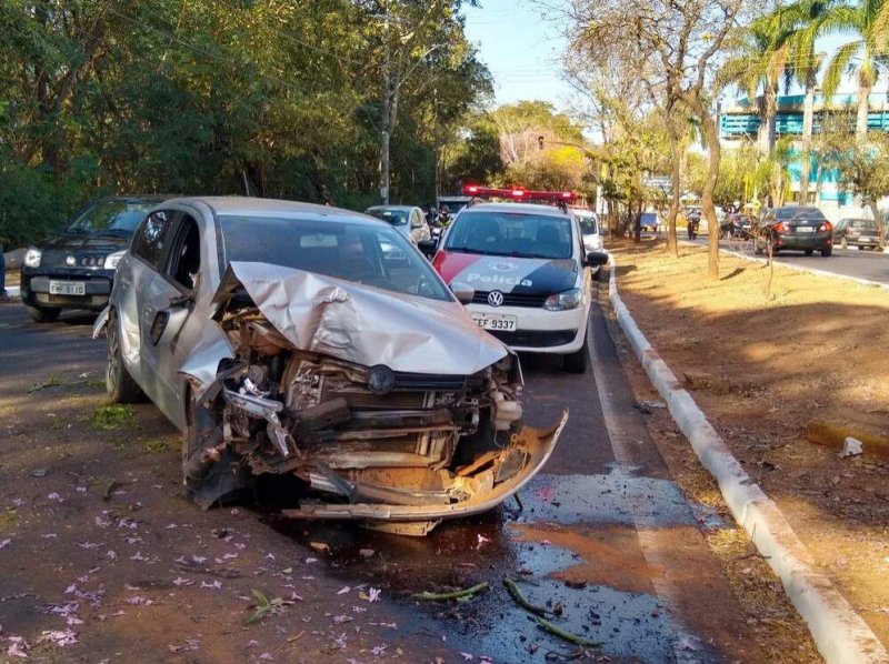 Condutor perde controle e bate carro em árvore na Pompeu