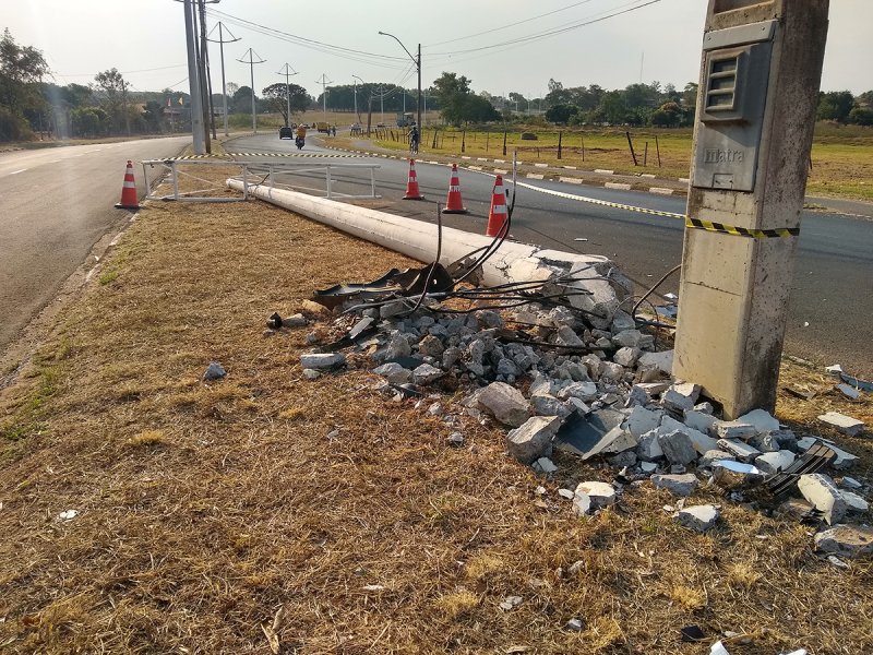Carro bate contra poste e derruba estrutura