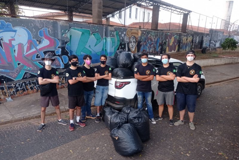 Ordem Demolay faz mutirão de limpeza na Praça 09 de Julho