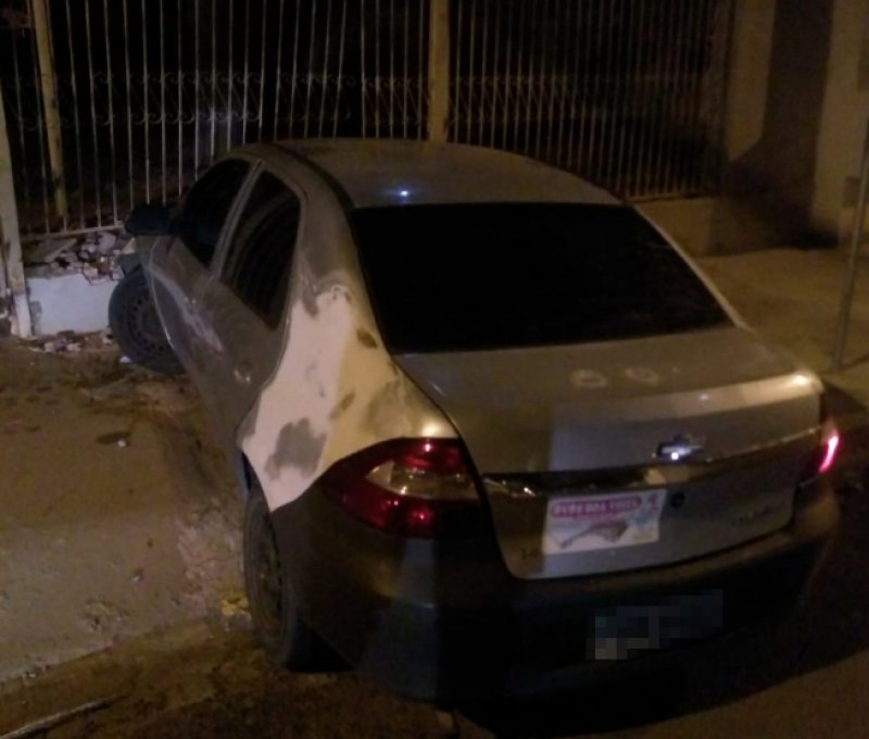 Biomédico é detido por embriaguez após bater carro contra portão