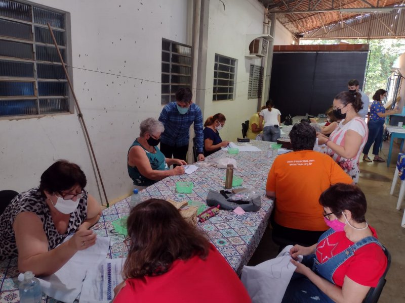 Participantes iniciam curso de bordado no Fundo Social