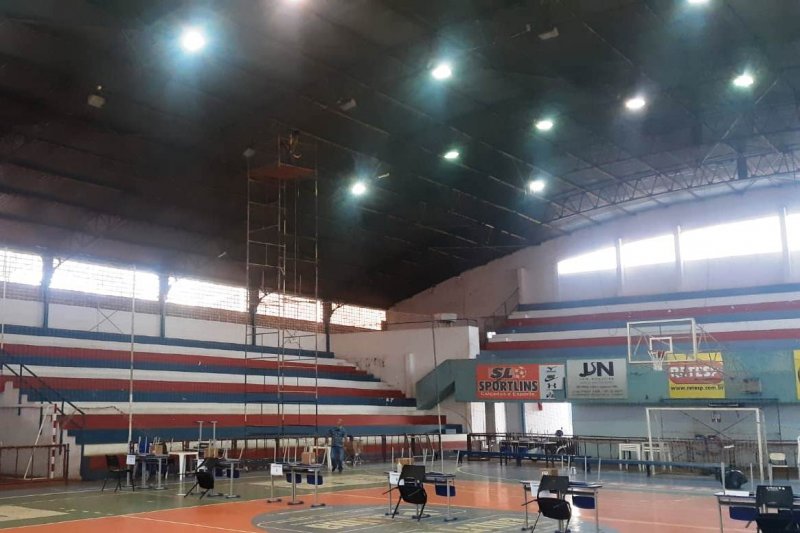 Ginásio de Esportes passa por troca de lâmpadas 