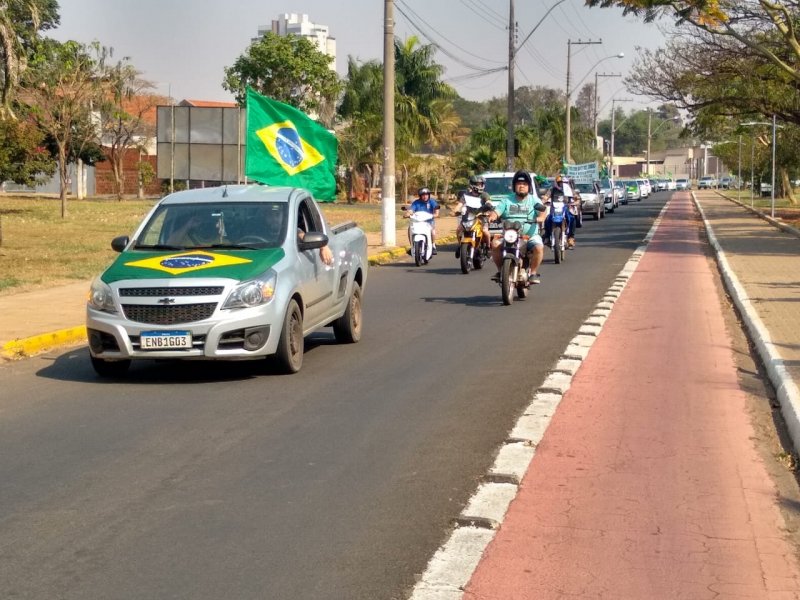 Manifestantes pró-Bolsonaro fazem carreata em Penápolis