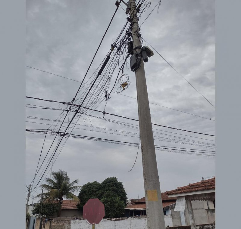 Ações para combater descuidos com fios e cabos de postes são iniciadas em Penápolis