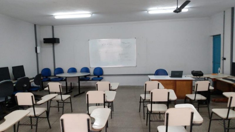 Computadores são instalados na sala de treinamentos da Incubadora 