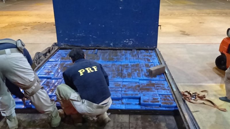 Polícia flagra 1.345 tabletes de maconha em caminhão em Penápolis