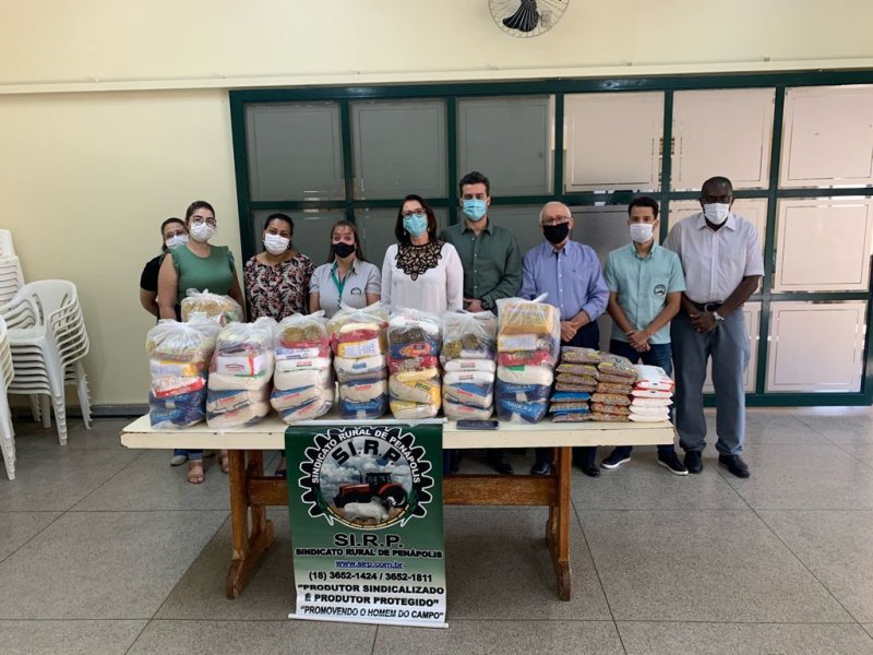 Sindicato Rural entrega cestas básicas ao Fundo Social