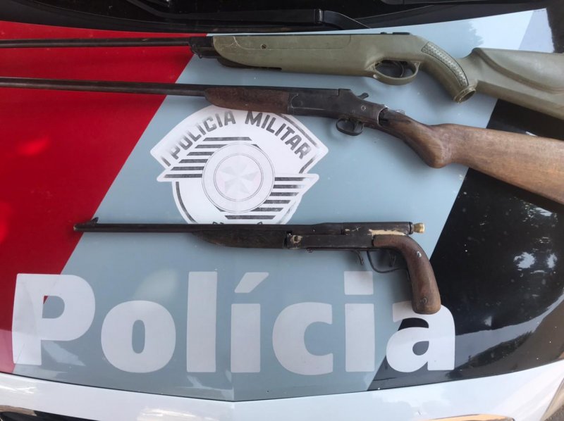 Oleiro é preso com três espingardas 