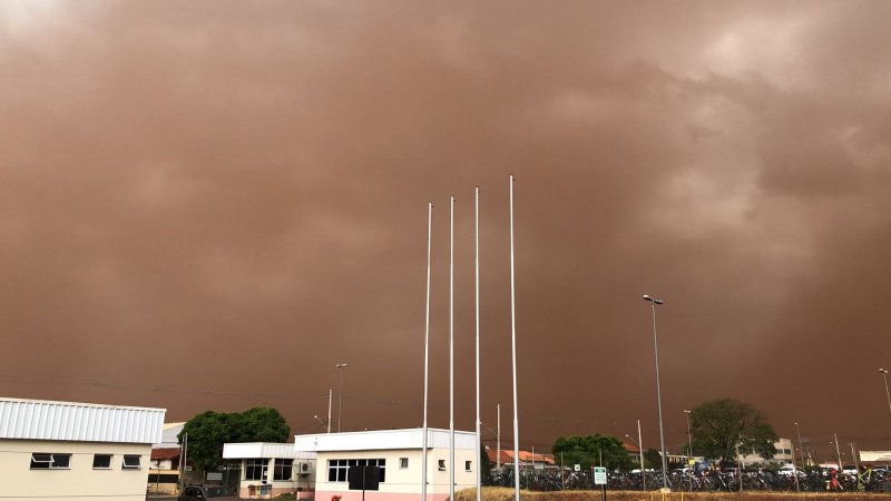 Vento forte assusta e causa transtornos em Penápolis