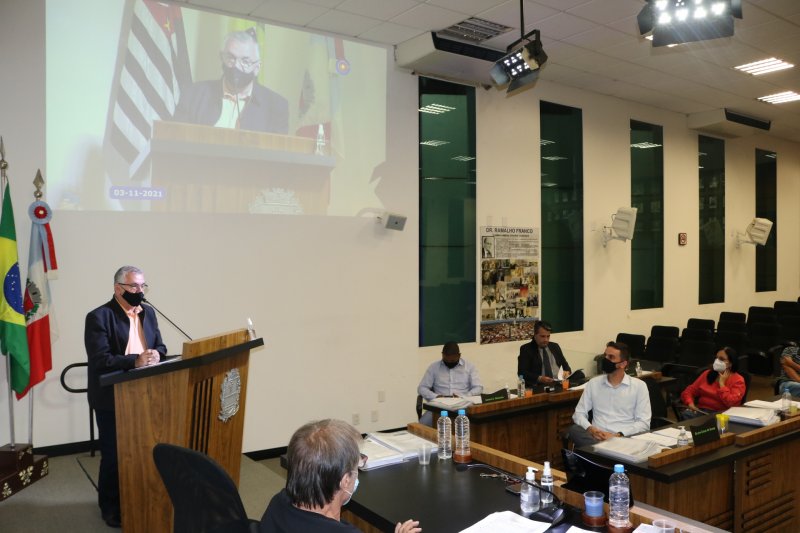 Câmara Municipal aprova projeto com combate a fios e cabos soltos de postes