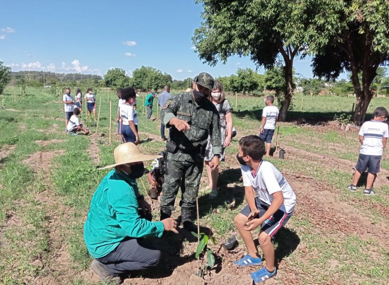 PM Ambiental promove plantio de mudas em Penápolis