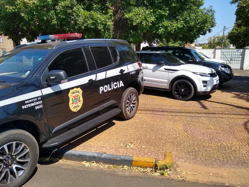 GOE/Deic apreende carros de luxo em Penápolis