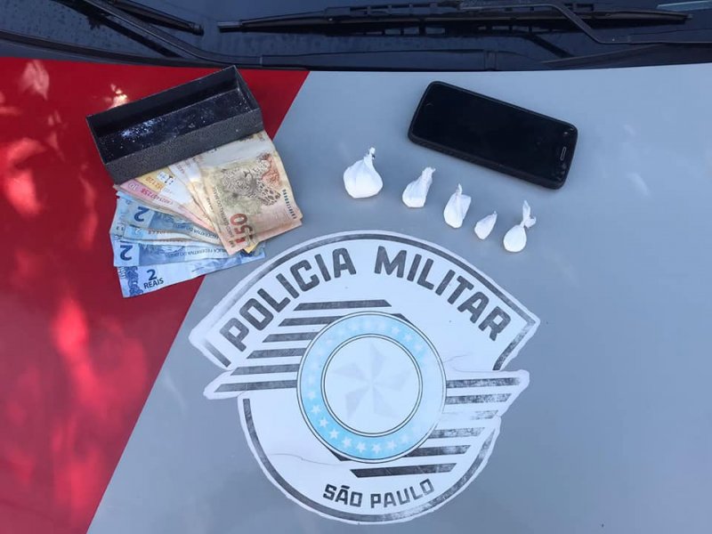 Jovem se assusta com PMs e é preso por tráfico