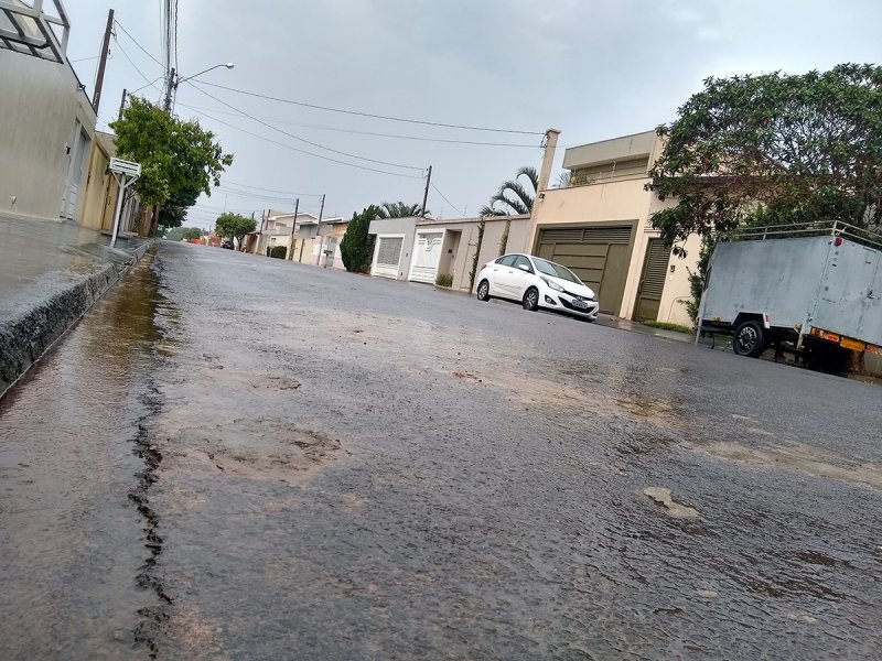 Defesa Civil emite alerta de chuvas fortes na região