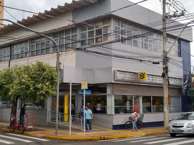 Bancos abrem hoje e reduzem expediente amanhã